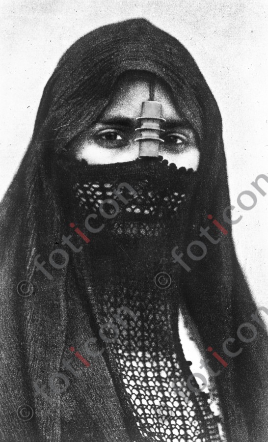 Verschleierte Ägypterin | Veiled Egyptian - Foto foticon-simon-008-004-sw.jpg | foticon.de - Bilddatenbank für Motive aus Geschichte und Kultur